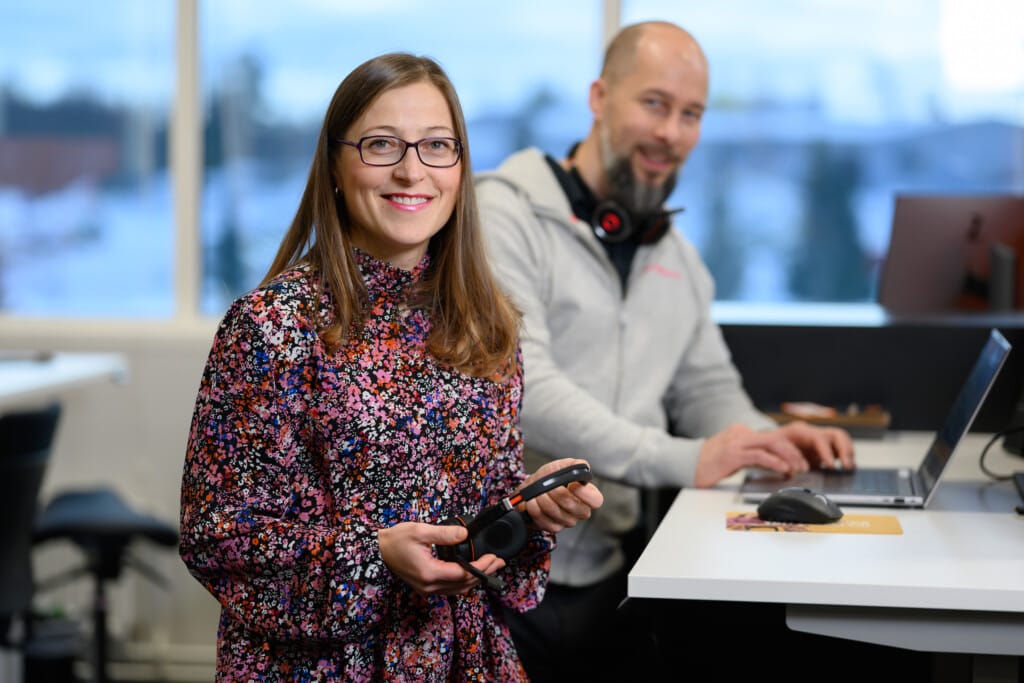 2 personer arbetar med Kempower ChargEye programvara för hantering av laddning av elfordon som körs på skärmen